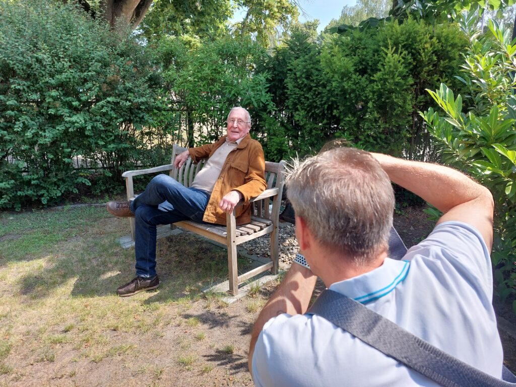 Horst Pessel am Set mit Sven Hasper (8. Juni 2024)