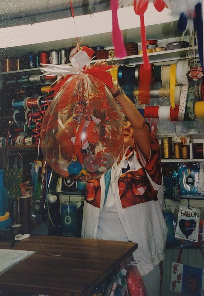 Jutta Neumann in ihrem Schreibarenladen