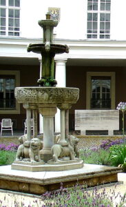 Brunnen im Innnenhof des Rathauses Wilmerdorf