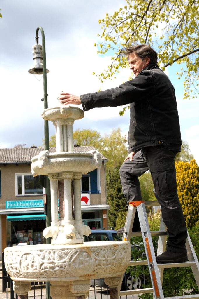 Restaurator Lutz Dölle (im Hintergrund die Buchhandlung Kladow)