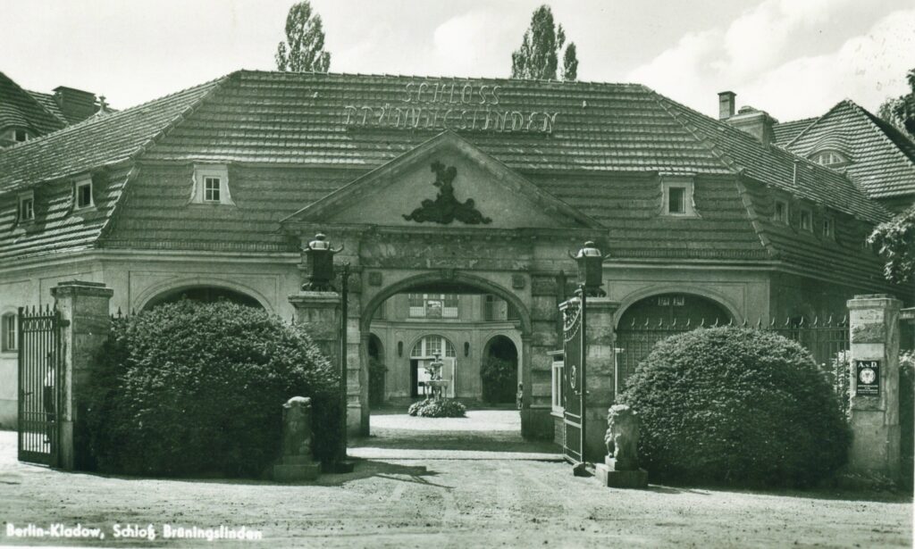 Schloss Brüningslinden Haupteingang, Brunnen 1960