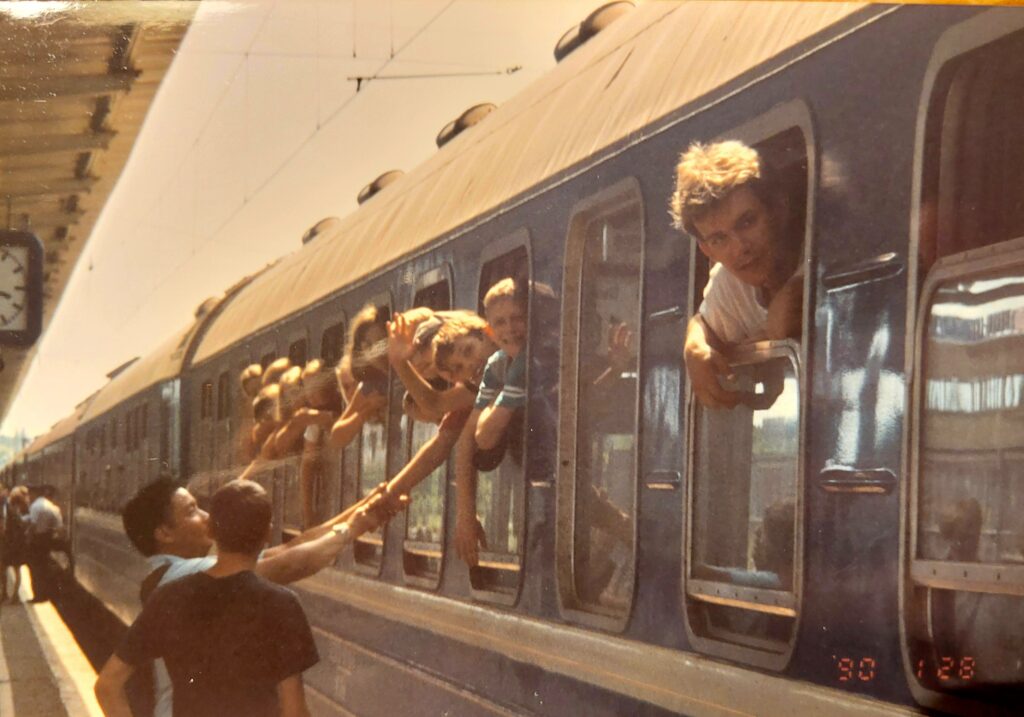 Abschied am Bahnhof Lichtenberg (2004)