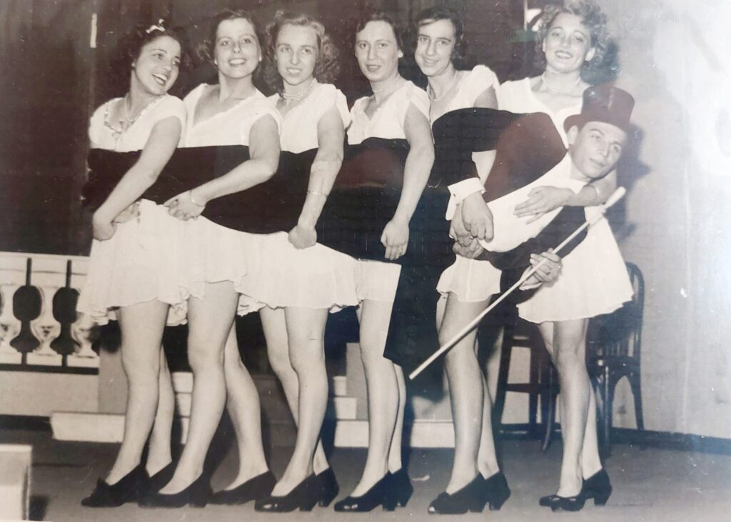 Ingeborg Schütz (dritte von links)