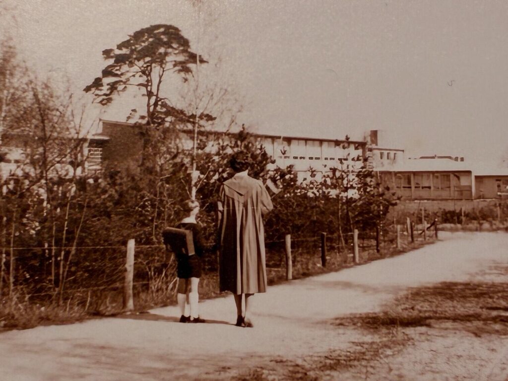 Die Schule am Ritterfelddamm, der kleine Klaus mit Mama