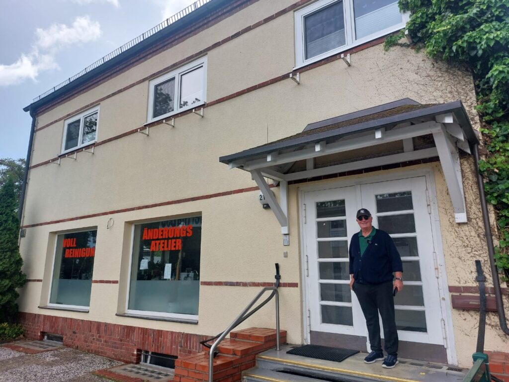 Vor dem Haus seiner Kindheit und Jugend im Parnemannweg