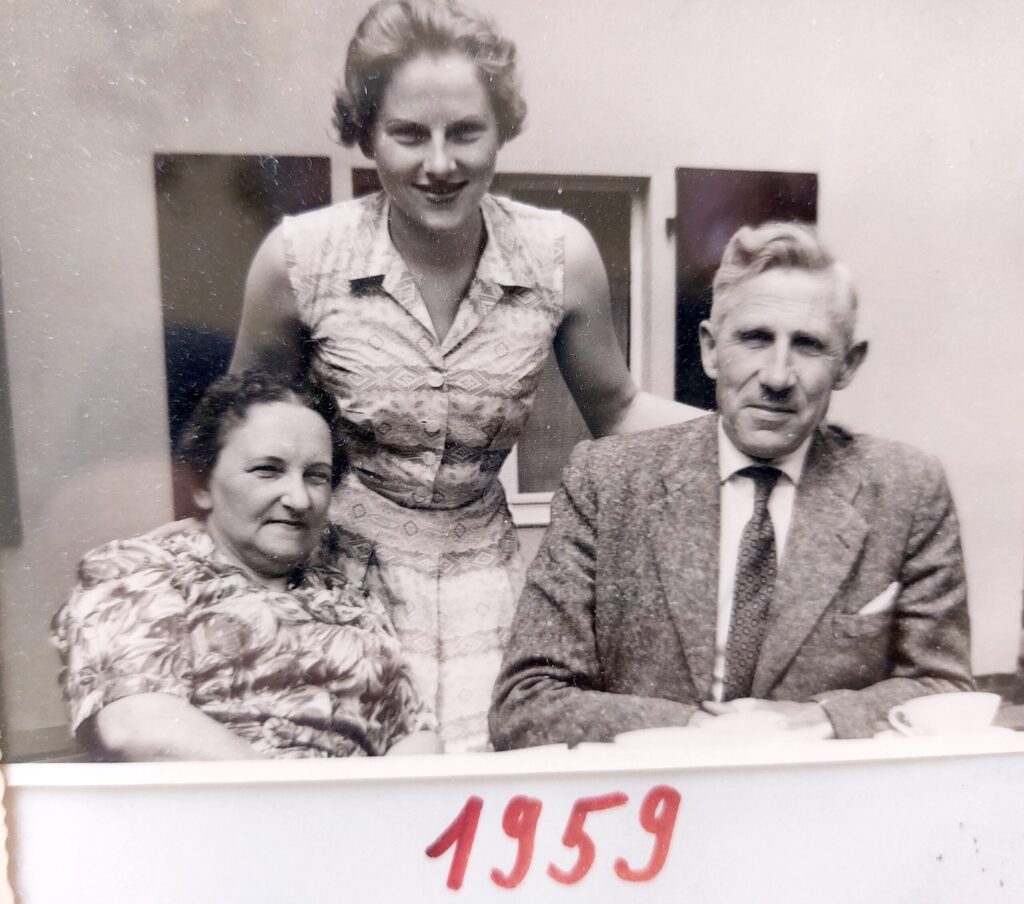 Ingrid Schlicht mit ihren Eltern 1959