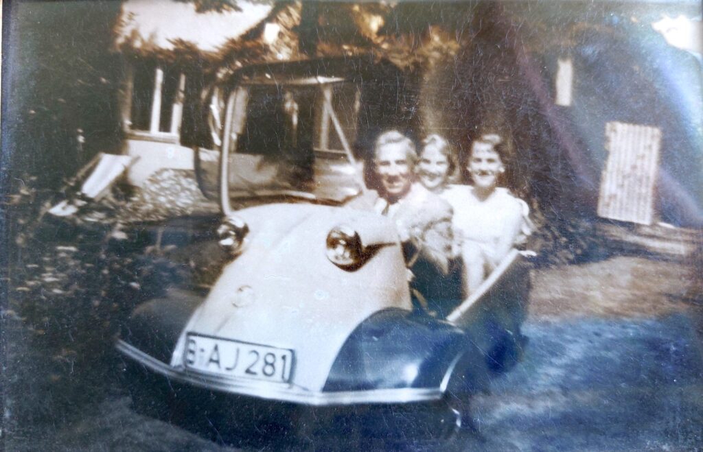 Ingrid Schlicht und ihre Eltern im Messerschmitt Kabinenroller