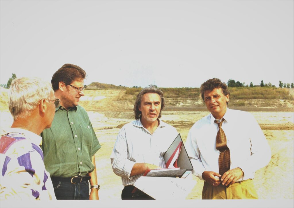 Bernhard Neumann (r.) und Golfplatzarchitekt Rainer Preissman (2. v. r.)