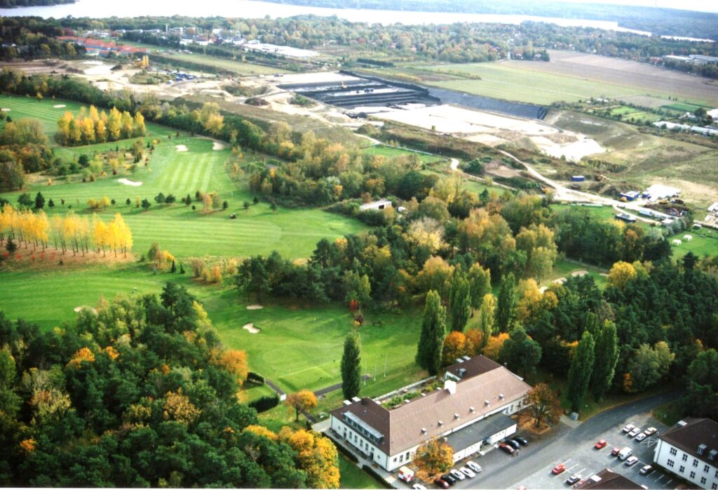 Golfplatz u. angrenzende Grube mit Teileinlagerung Kohle - Blick zur Havel in 1992