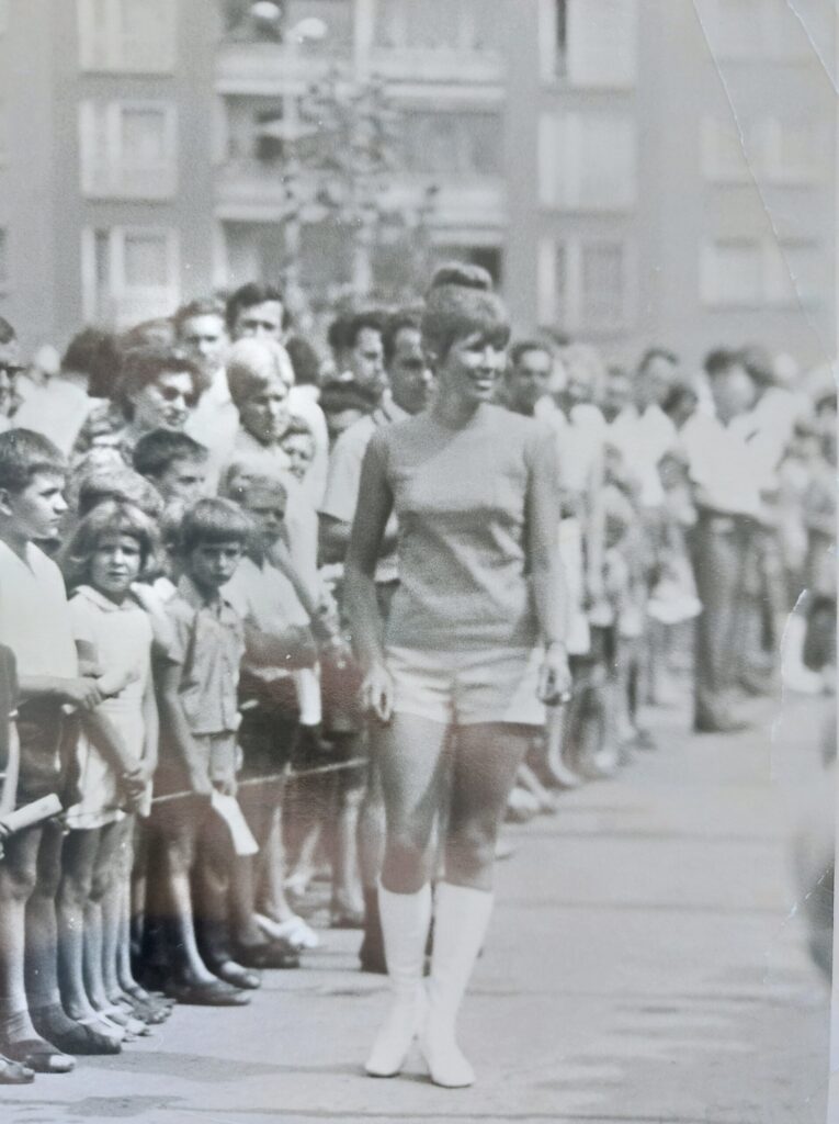 Christa hin und wieder als Model gearbeitet, als es noch Mannequin hieß.