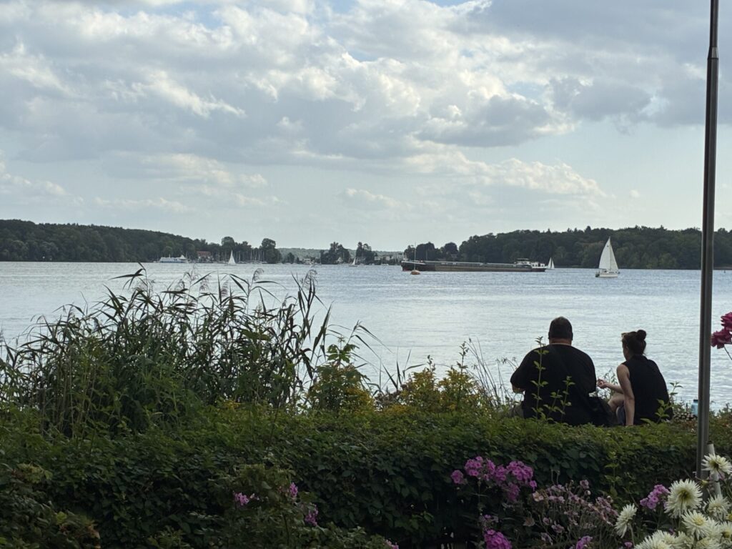 Pause am noch öffentlichen Rad- und Wanderweg