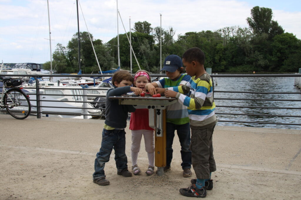 Am Ende kommt die Spende: Spielinstallation am Hafen (2011)