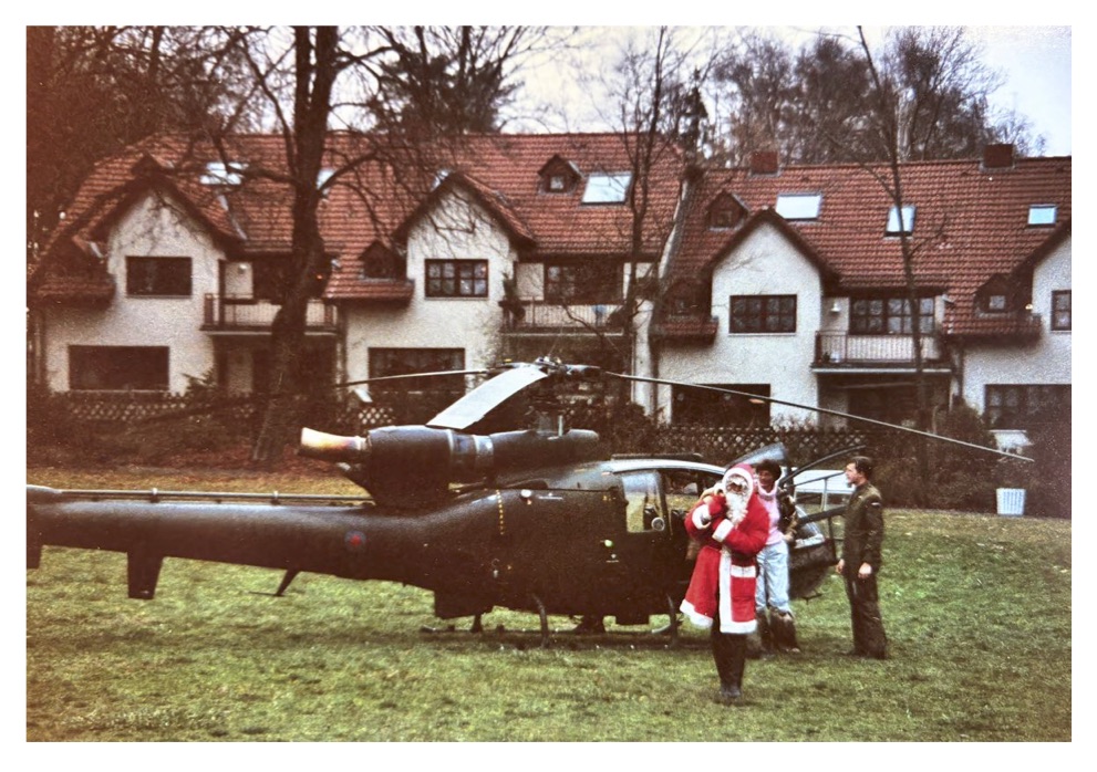 Der Weihnachtsmann kommt mit dem Hubschrauber